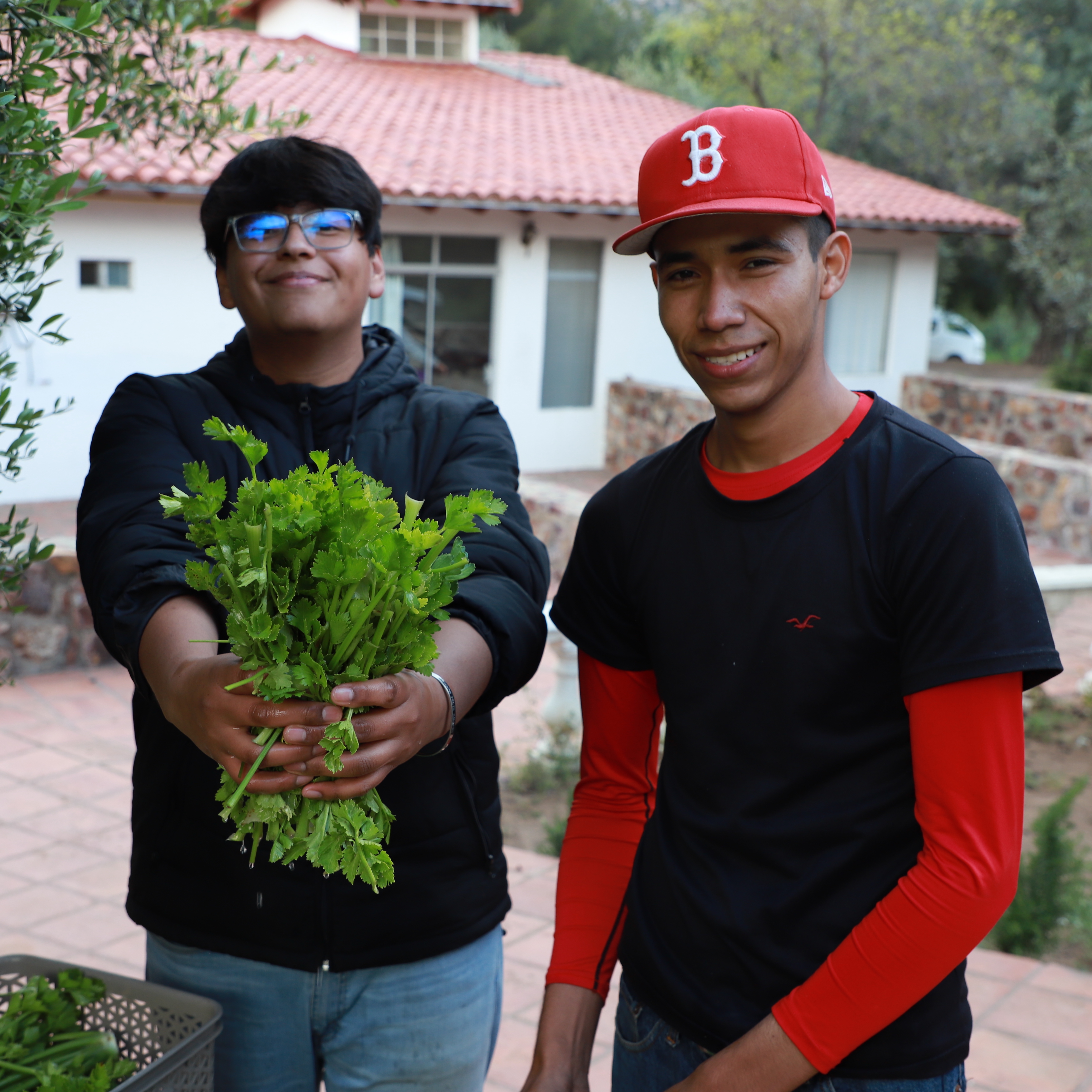 Participan estudiantes del Creson en taller sobre agricultura orgánica para crear huertos escolares